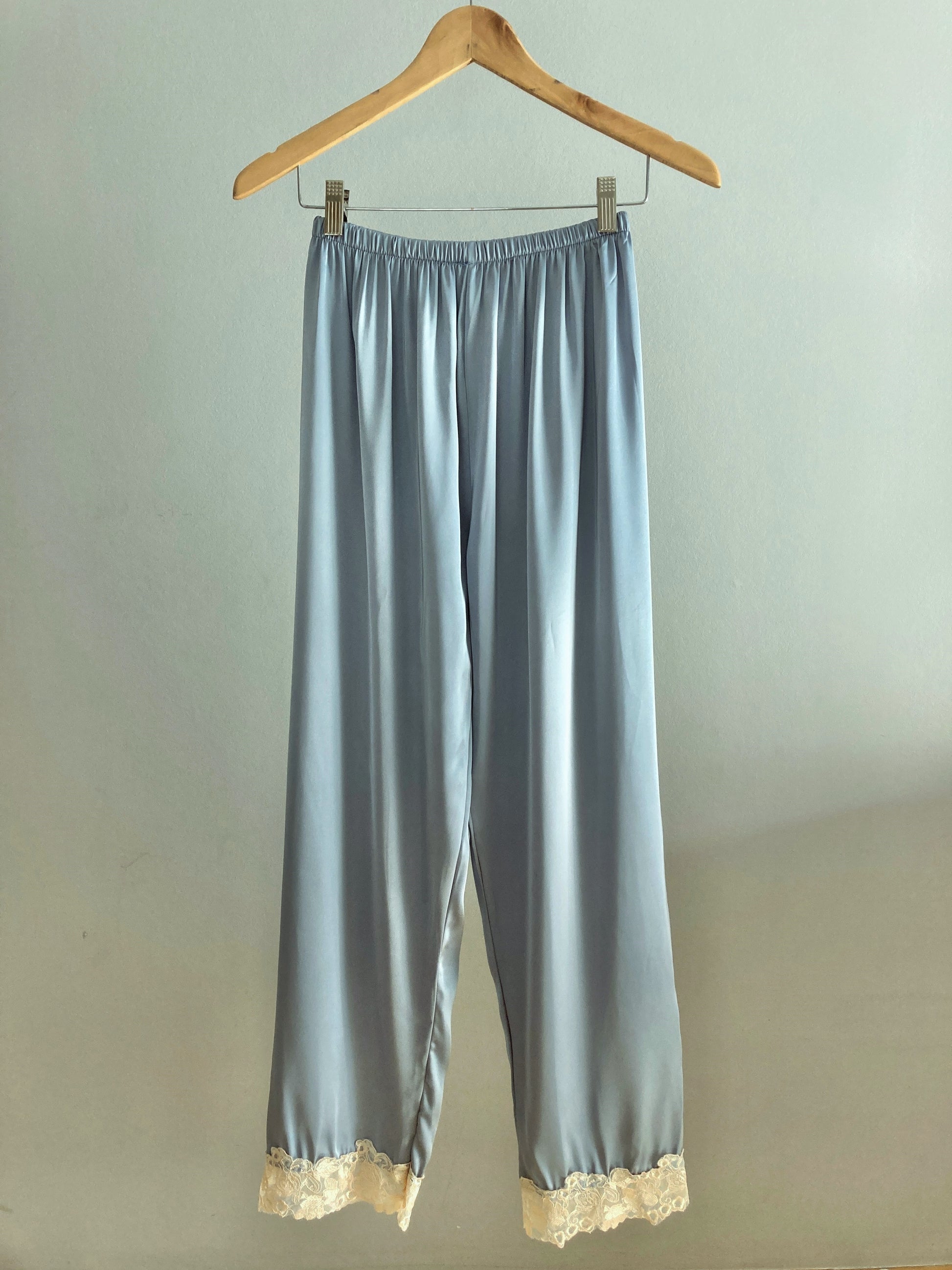 Laura in - Conjunto de pijamas para mujer de seda satén con encaje 5 piezas
