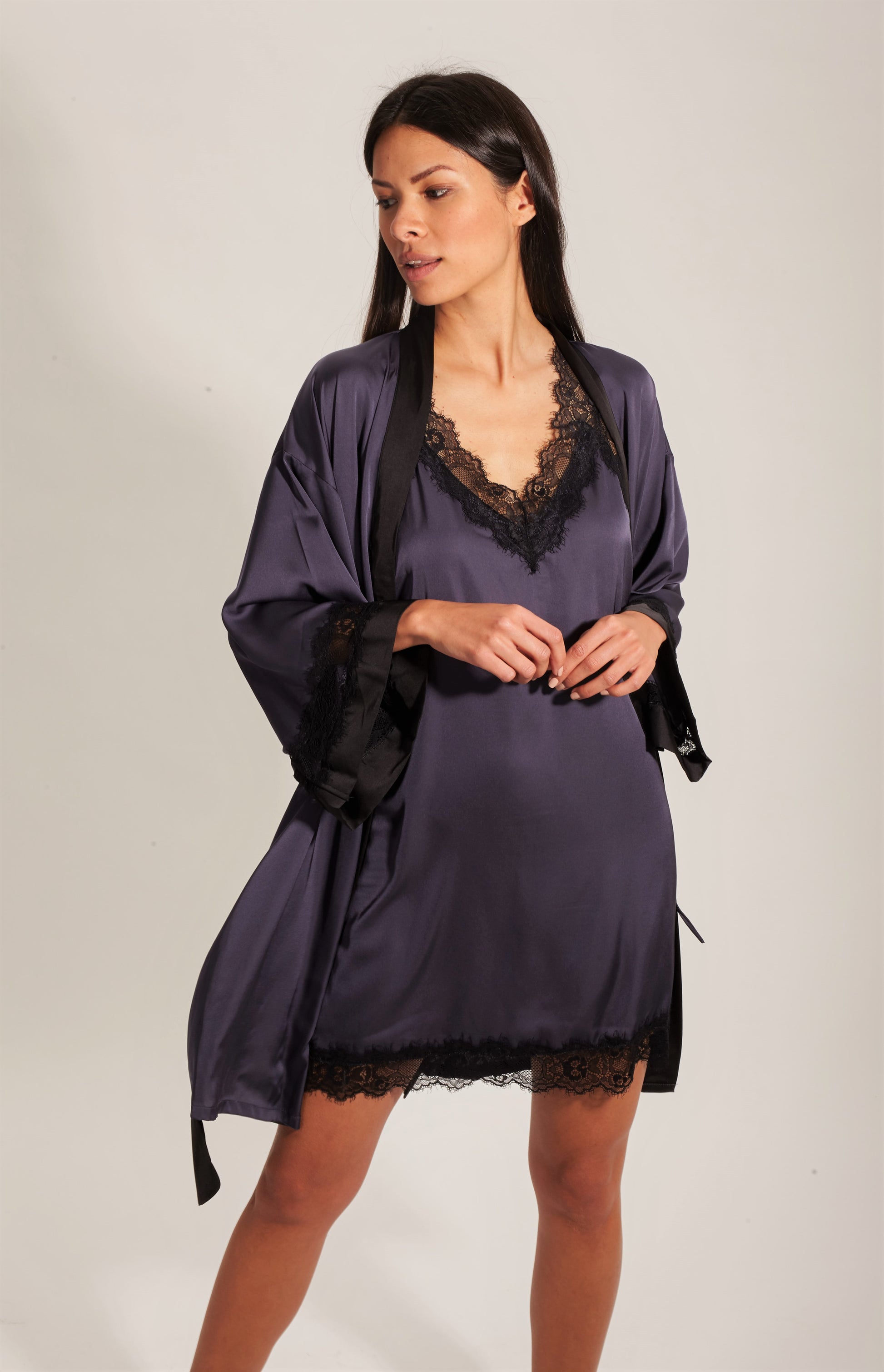 Laura in - Conjunto de 2 Piezas Pijamas de Seda satén para Mujer Bata y camisón con Encaje Bordado Negro.