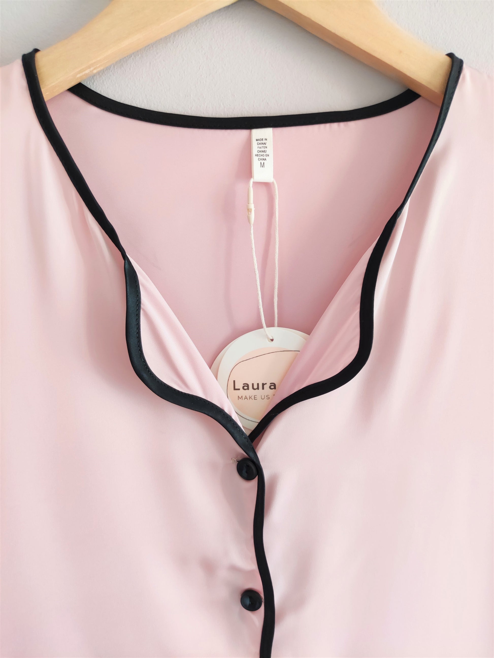 Laura in - Pijamas Mujer de 2 Piezas Camisa con Botones y Pantalones Largos de Seda Satén con Detalle Bordado.