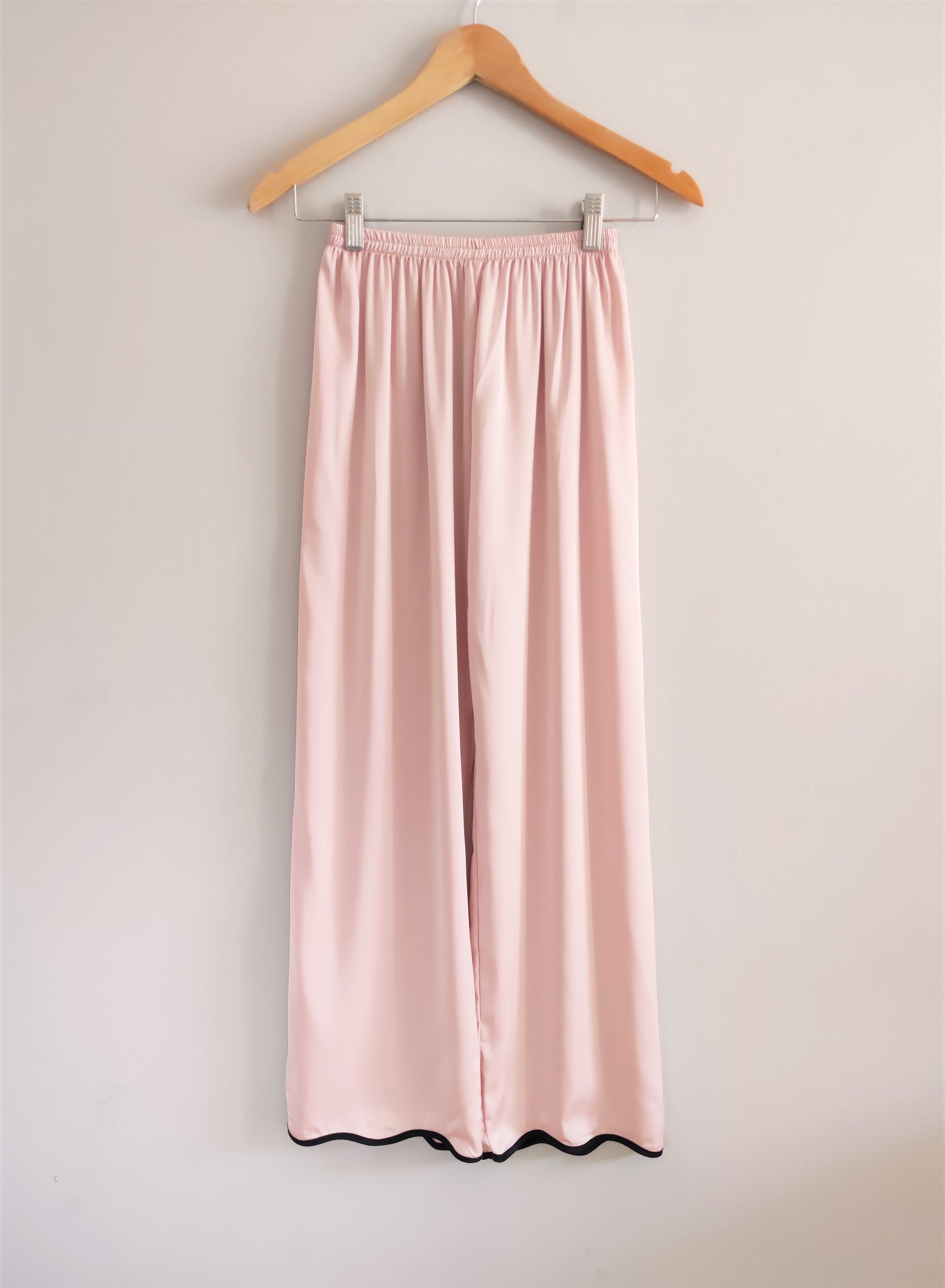 Laura in - Pijamas Mujer de 2 Piezas Camisa con Botones y Pantalones Largos de Seda Satén con Detalle Bordado.