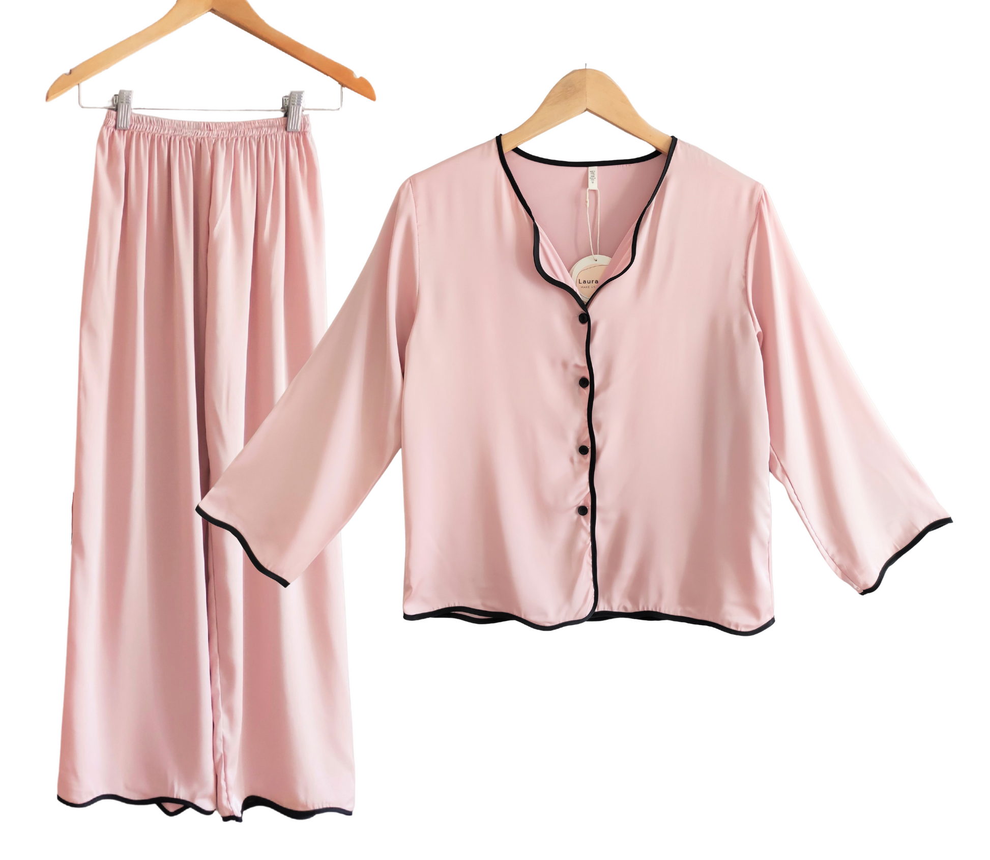 Laura in - Pijamas Mujer de 2 Piezas Camisa con Botones y Pantalones Largos de Seda Satén con Detalle Bordado.