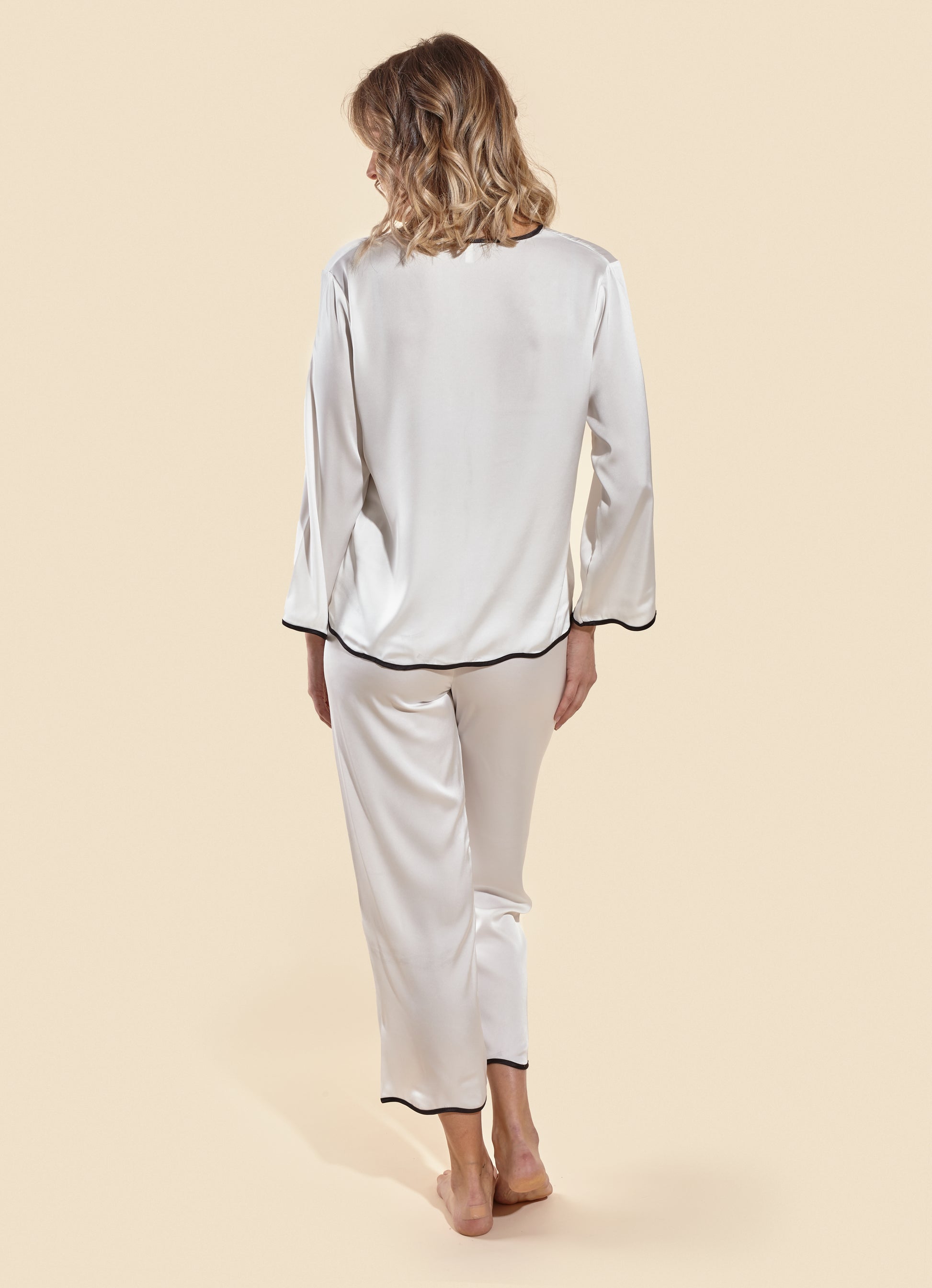 Laura in - Pijamas Mujer de 2 Piezas Camisa con Botones y Pantalones Largos de Seda Satén con Detalle Bordado.