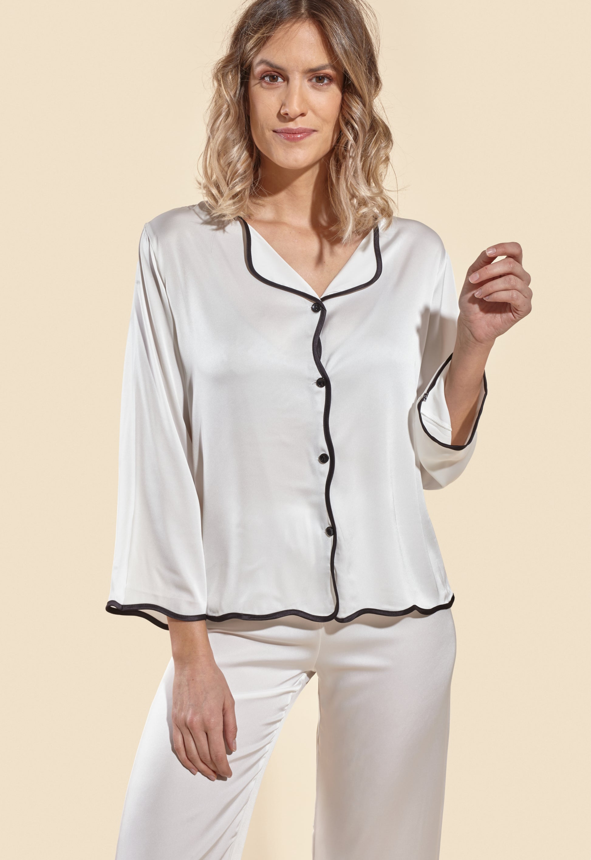 Laura in - Pijamas Mujer de 2 Piezas Camisa con Botones y Pantalones Largos de Seda Satén con Detalle Bordado.