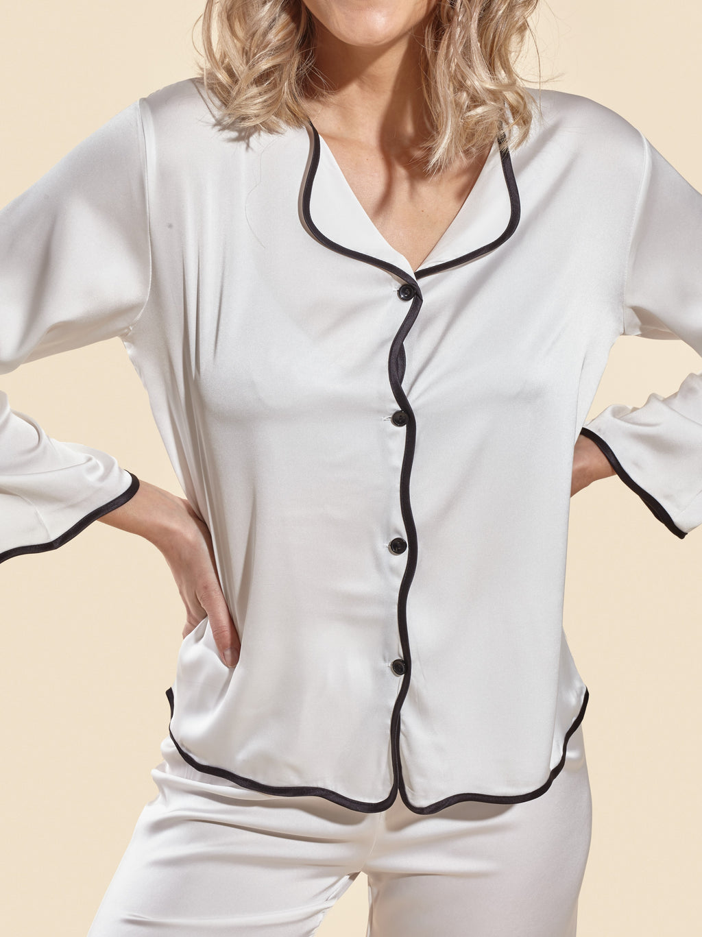 Laura in - Pijamas Mujer de 2 Piezas Camisa con Botones y Pantalones Largos de Seda Satén con Detalle Bordado.