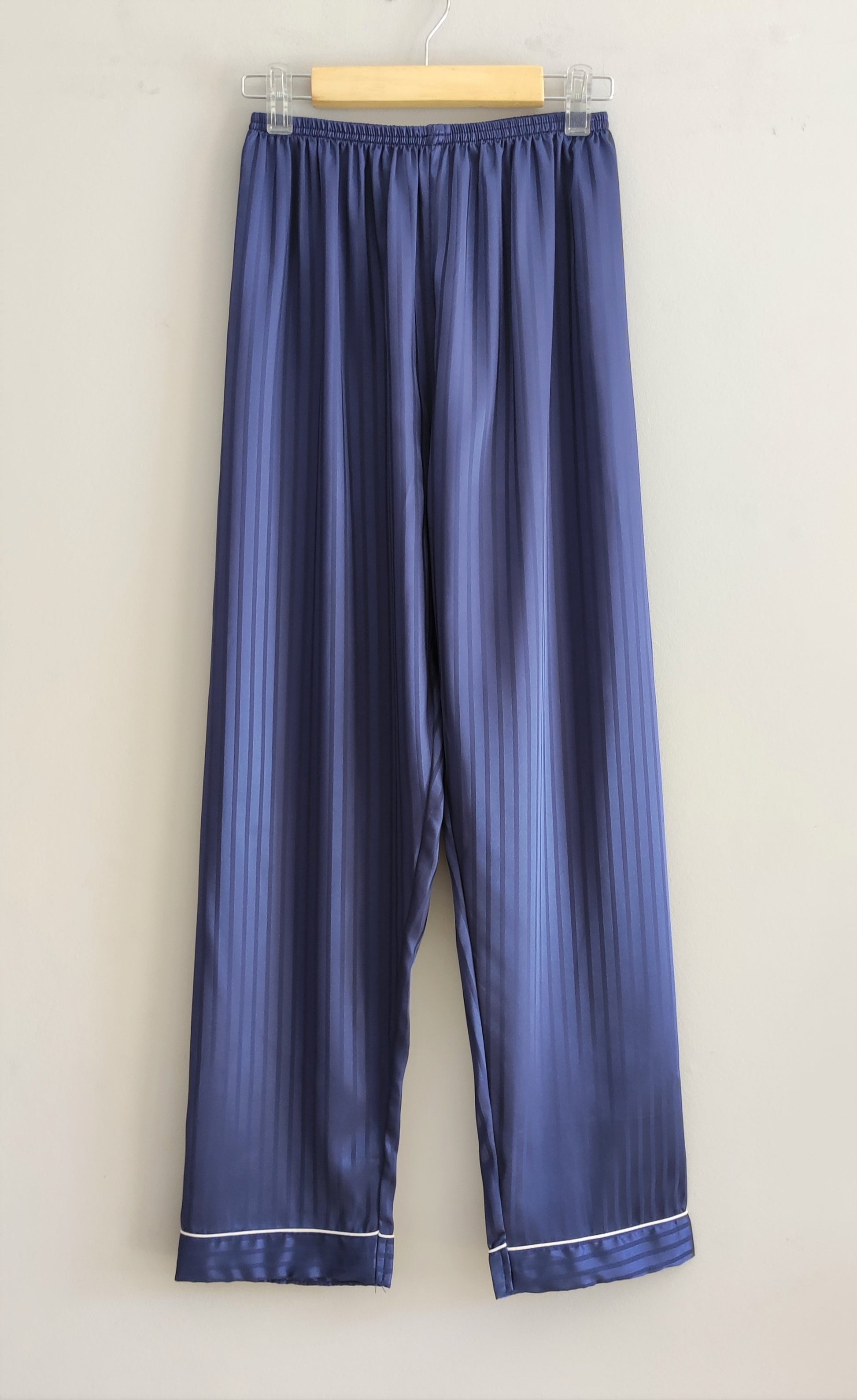 Laura in - Conjunto de 2 piezas, pijamas de seda satén, camisero y pantalones largos a rayas