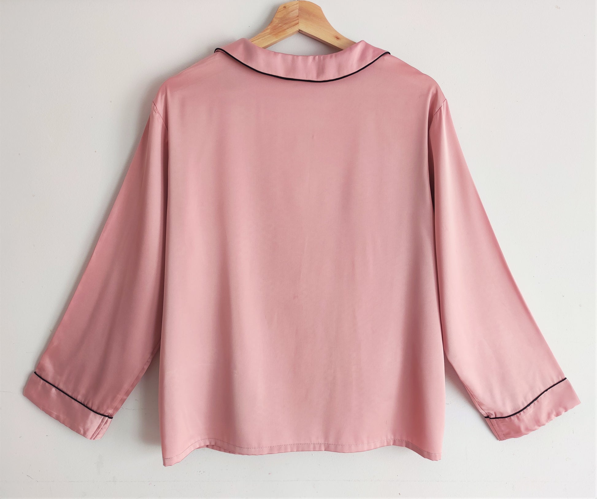 Laura in - Conjunto de Pijamas de Seda Satén para Mujer 2 piezas Camiseta Abotonada con Bolsillos y Pantalones con Encaje