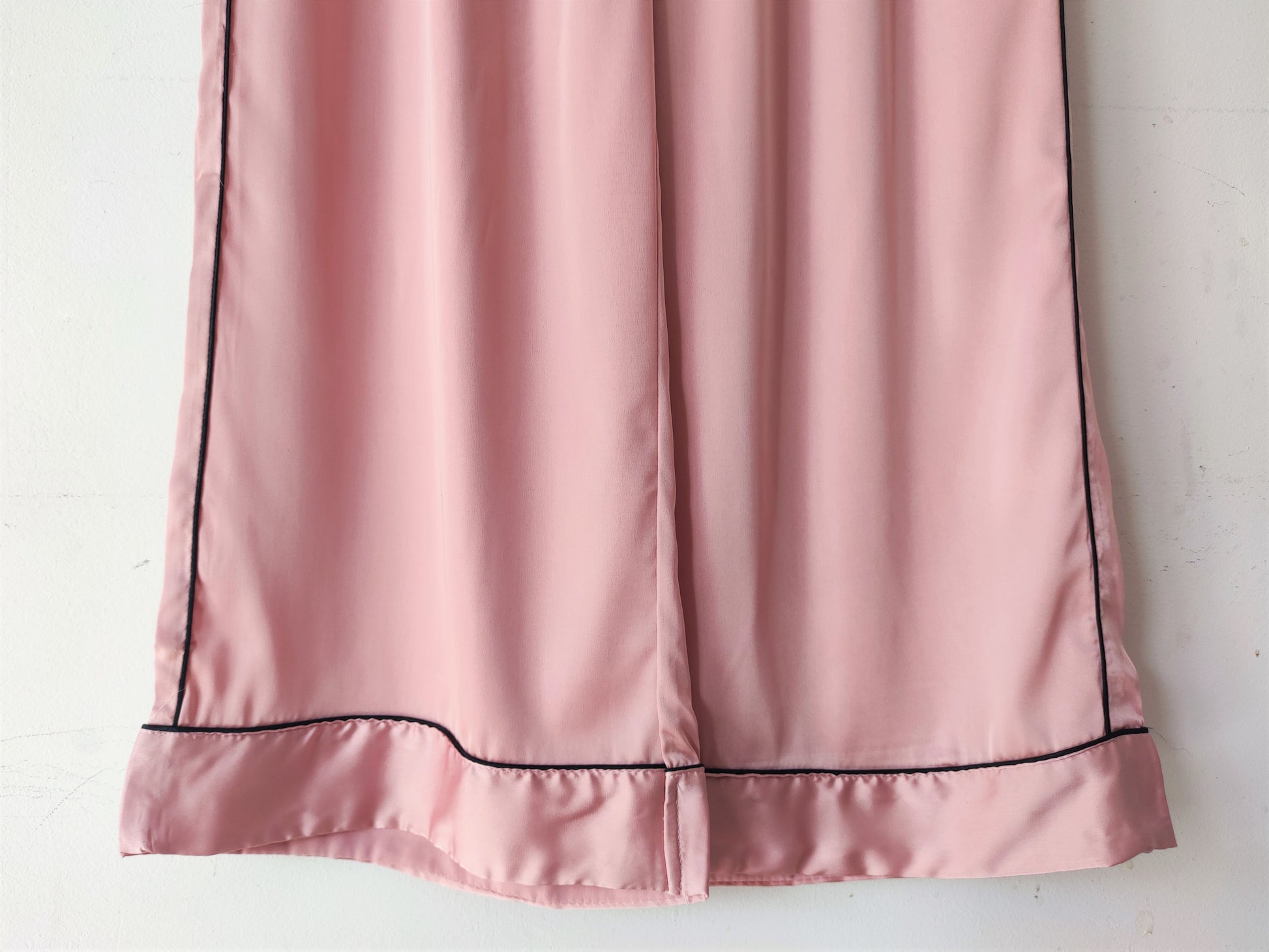 Laura in - Conjunto de Pijamas de Seda Satén para Mujer 2 piezas Camiseta Abotonada con Bolsillos y Pantalones con Encaje