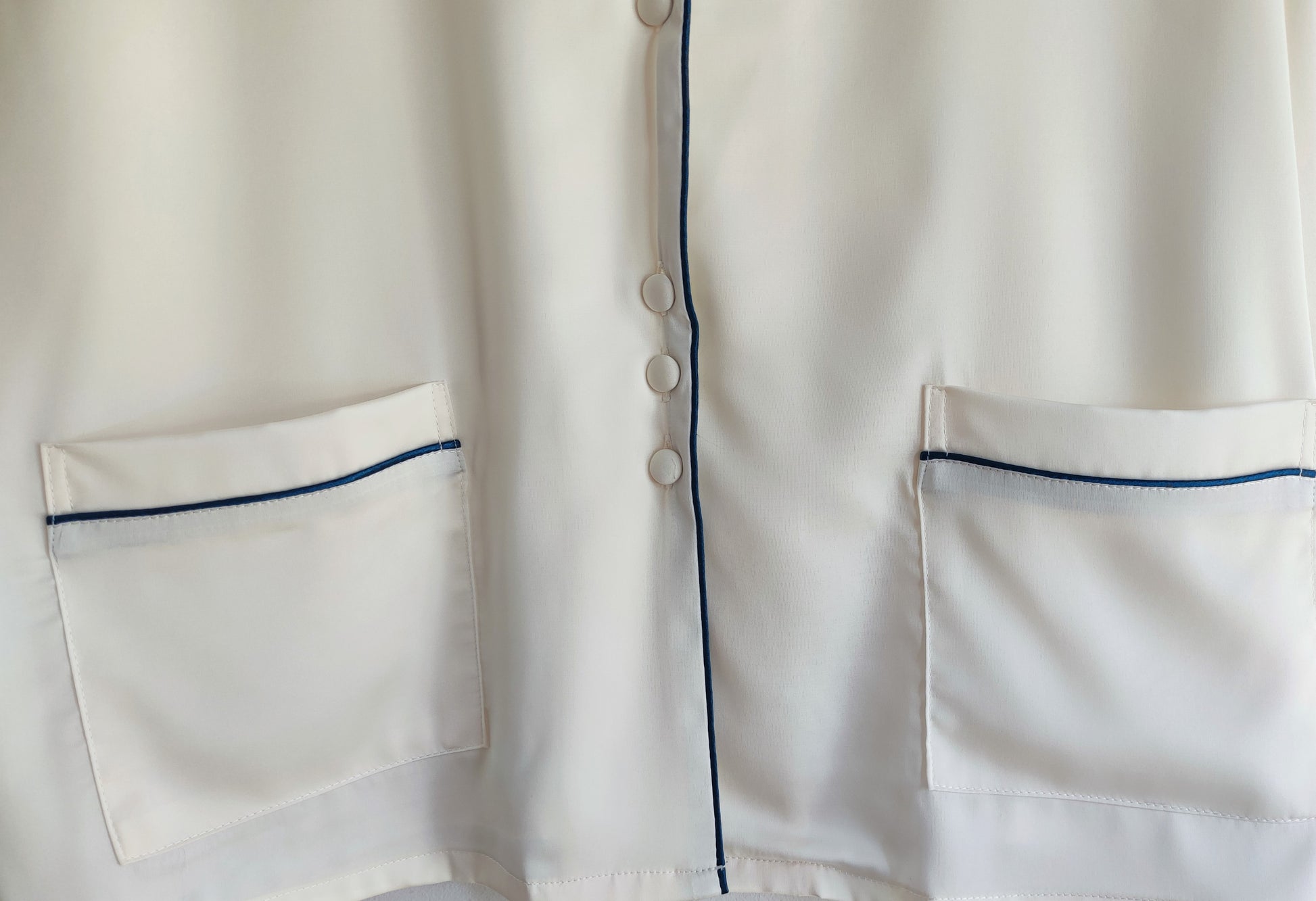 Laura in - Conjunto de Pijamas de Seda Satén para Mujer 2 piezas Camiseta Abotonada con Bolsillos y Pantalones con Encaje