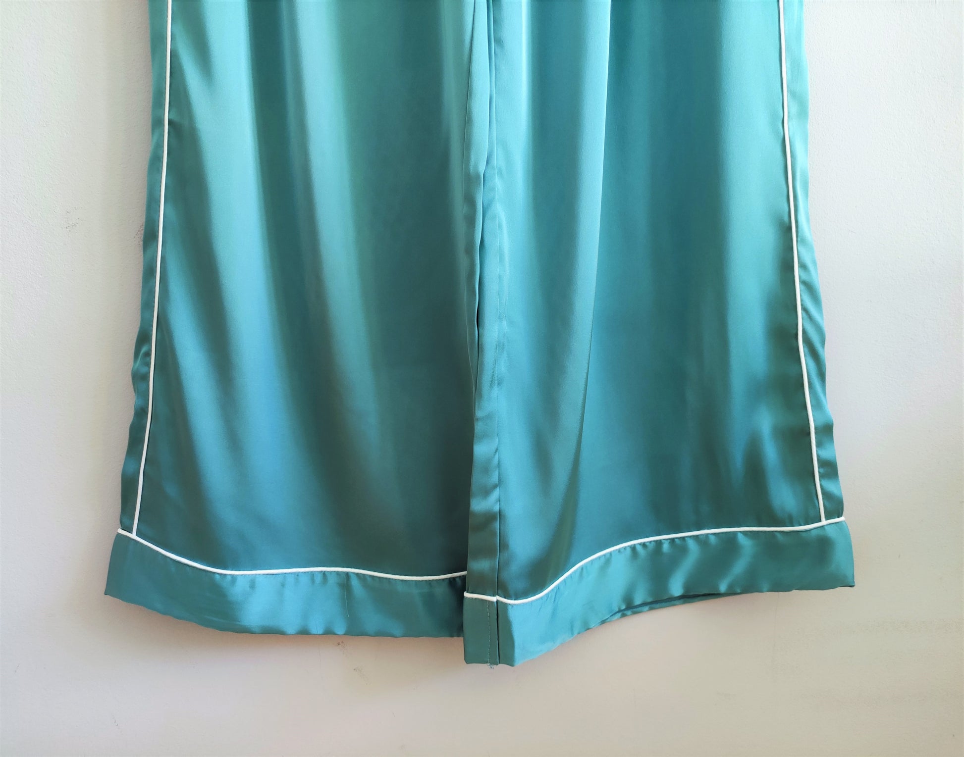 Laura in - Conjunto de Pijamas de Seda Satén para Mujer 2 piezas Camiseta Abotonada con Bolsillos y Pantalones con Encaje