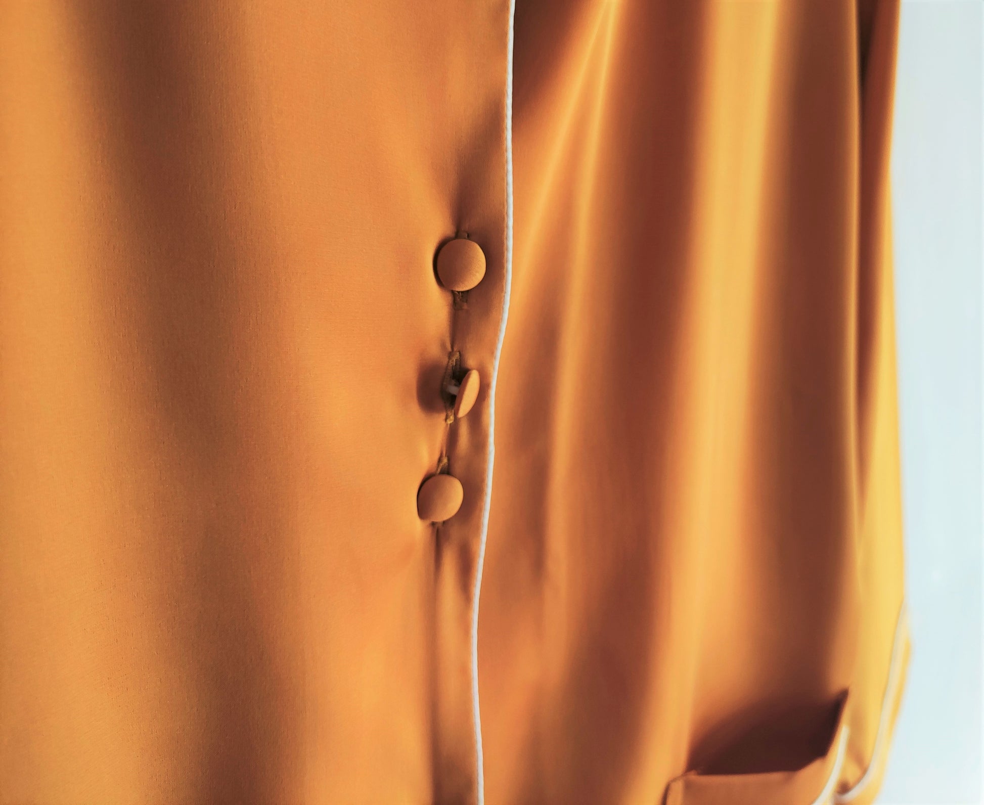 Laura in - Conjunto de Pijamas de Seda Satén para Mujer 2 piezas Camiseta Abotonada con Bolsillos y Pantalones con Encaje