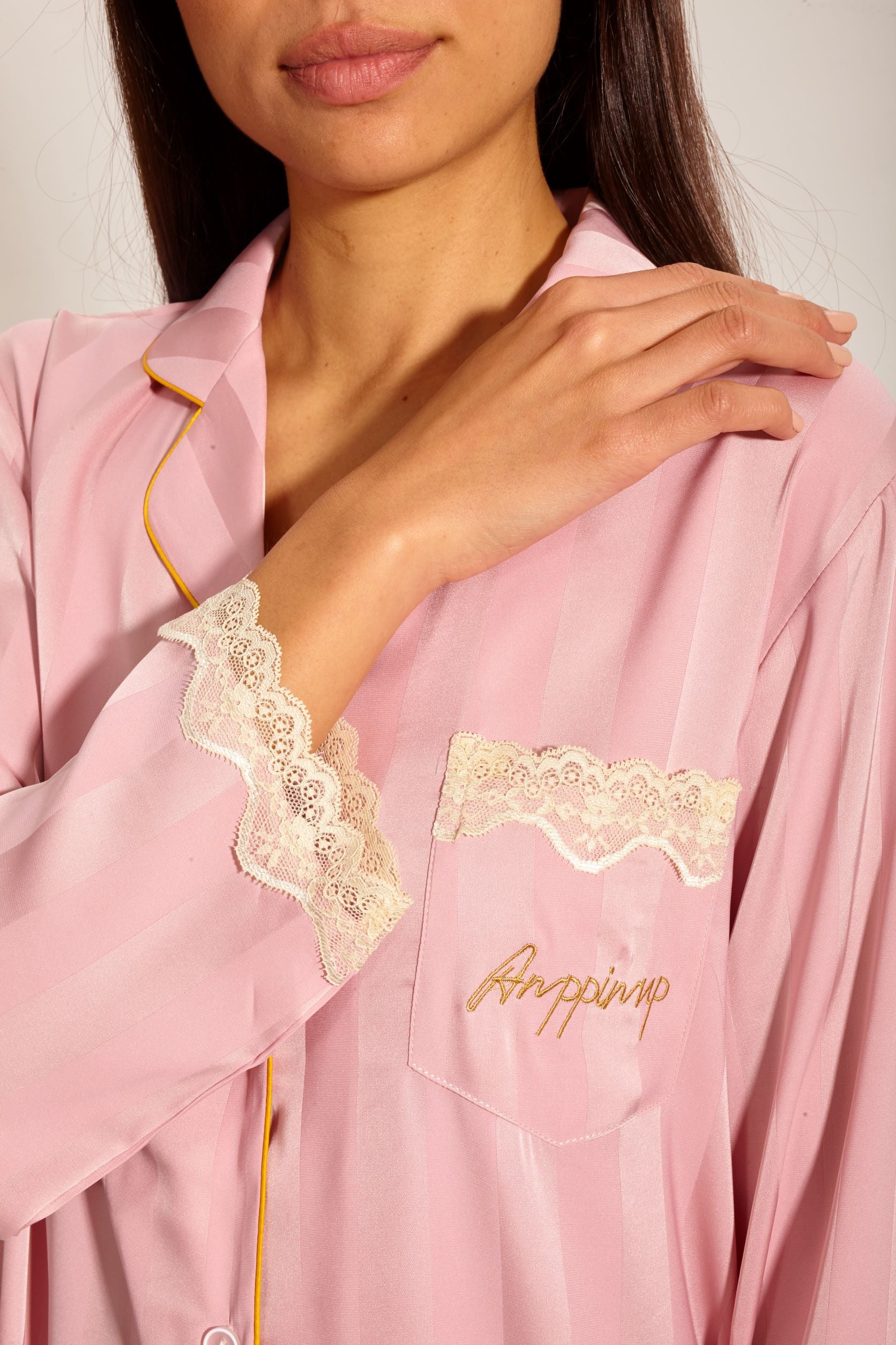 Laura in - Conjunto de Pijamas de Seda Satén para Mujer 2 piezas Camiseta Abotonada con Bolsillos y Pantalones con Encaje a rayas