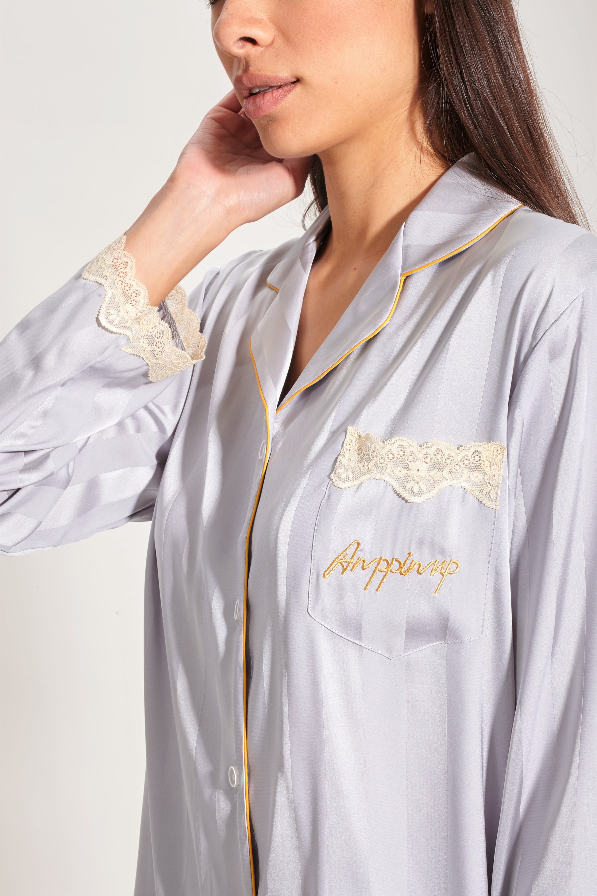 Laura in - Conjunto de Pijamas de Seda Satén para Mujer 2 piezas Camiseta Abotonada con Bolsillos y Pantalones con Encaje a rayas