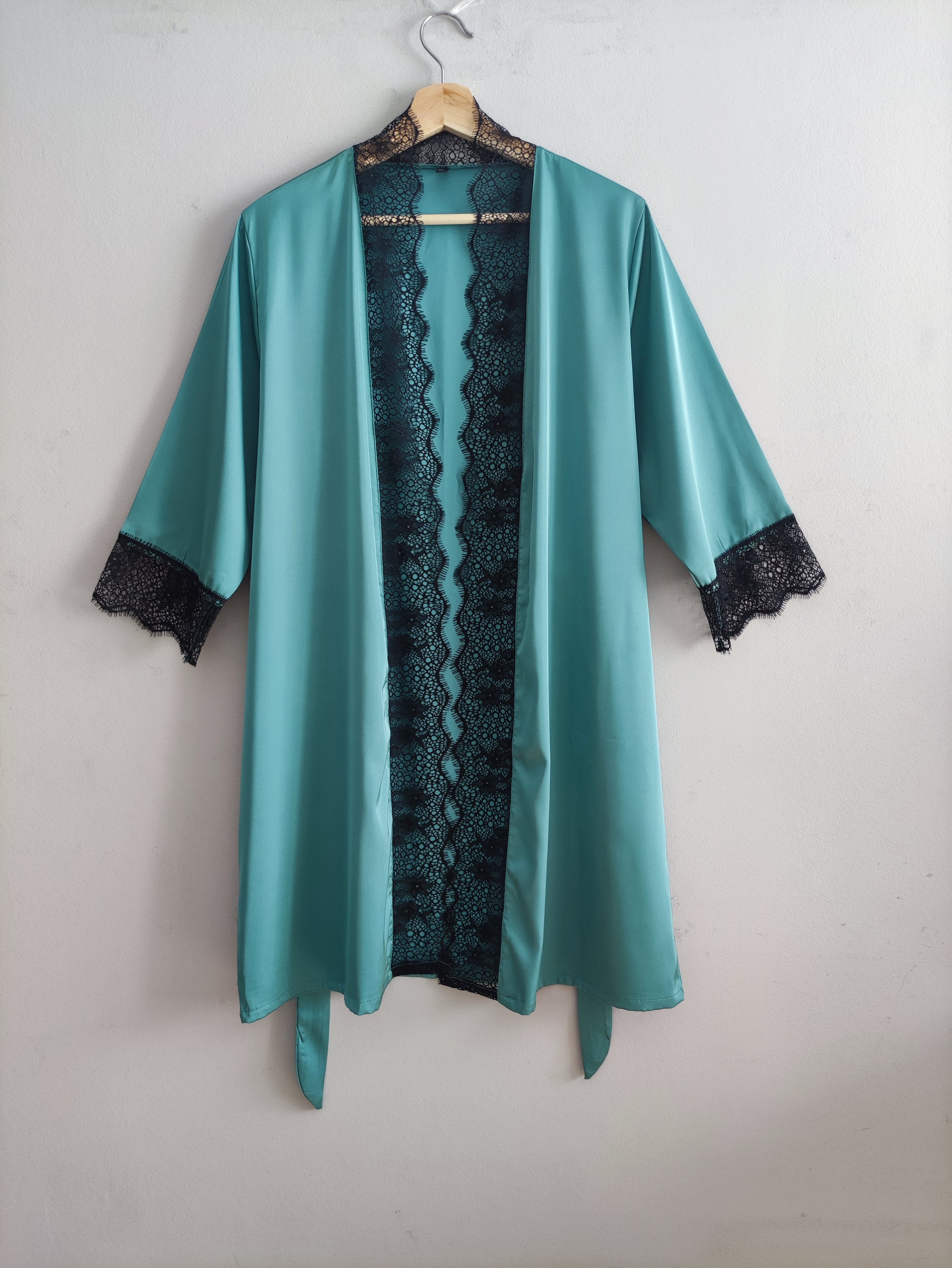 Laura in - Conjunto 4 piezas de pijamas para mujer de seda satén, Bata, camisón, top y pantalones cortos. Casual, elegante y suave para estar relajados en casa.