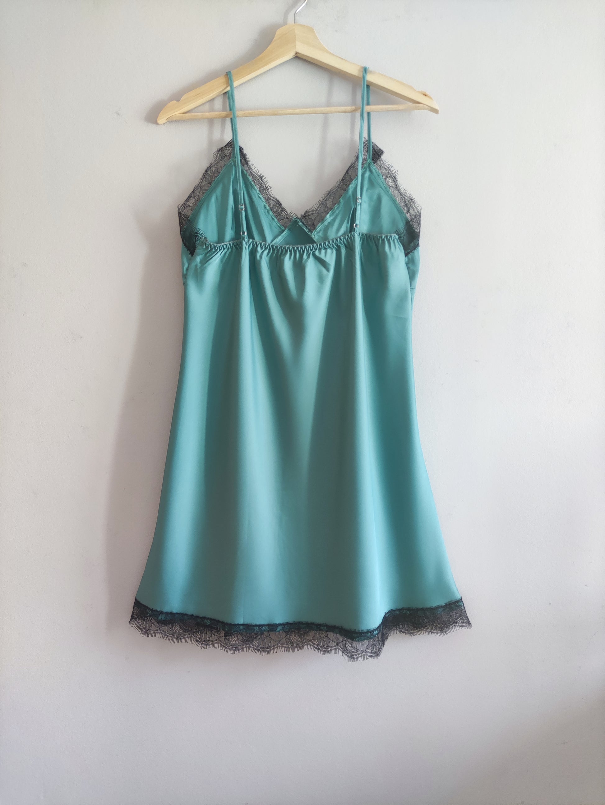 Laura in - Conjunto 4 piezas de pijamas para mujer de seda satén, Bata, camisón, top y pantalones cortos. Casual, elegante y suave para estar relajados en casa.
