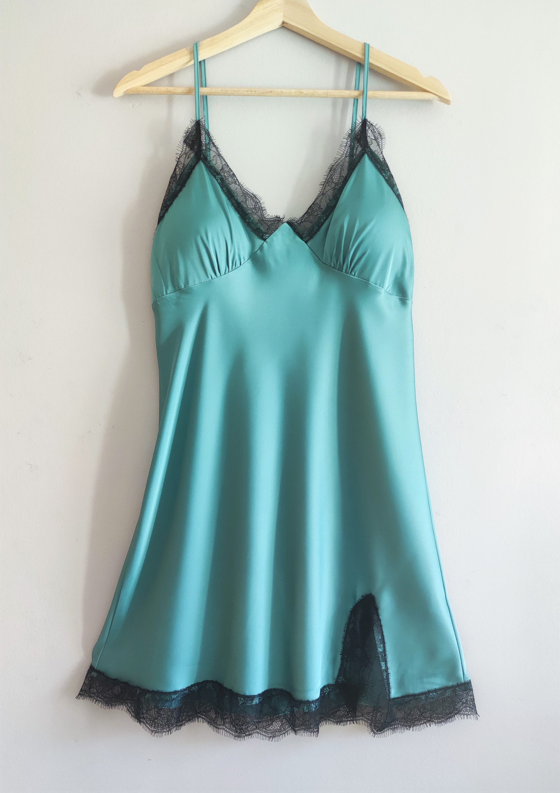 Laura in - Conjunto 4 piezas de pijamas para mujer de seda satén, Bata, camisón, top y pantalones cortos. Casual, elegante y suave para estar relajados en casa.