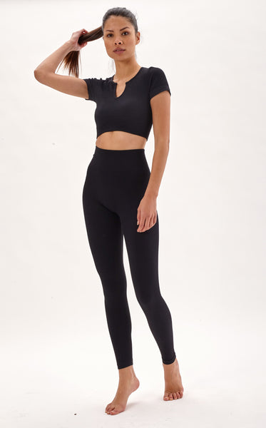 Laura in - Conjunto de ropa deportiva para mujer sin costuras de tejido canalé, top camiseta con cuello V y pantalones de push up para yoga y gym.