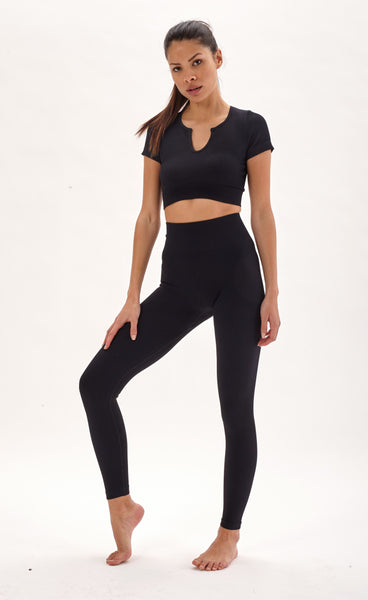 Laura in - Conjunto de ropa deportiva para mujer sin costuras de tejido canalé, top camiseta con cuello V y pantalones de push up para yoga y gym.