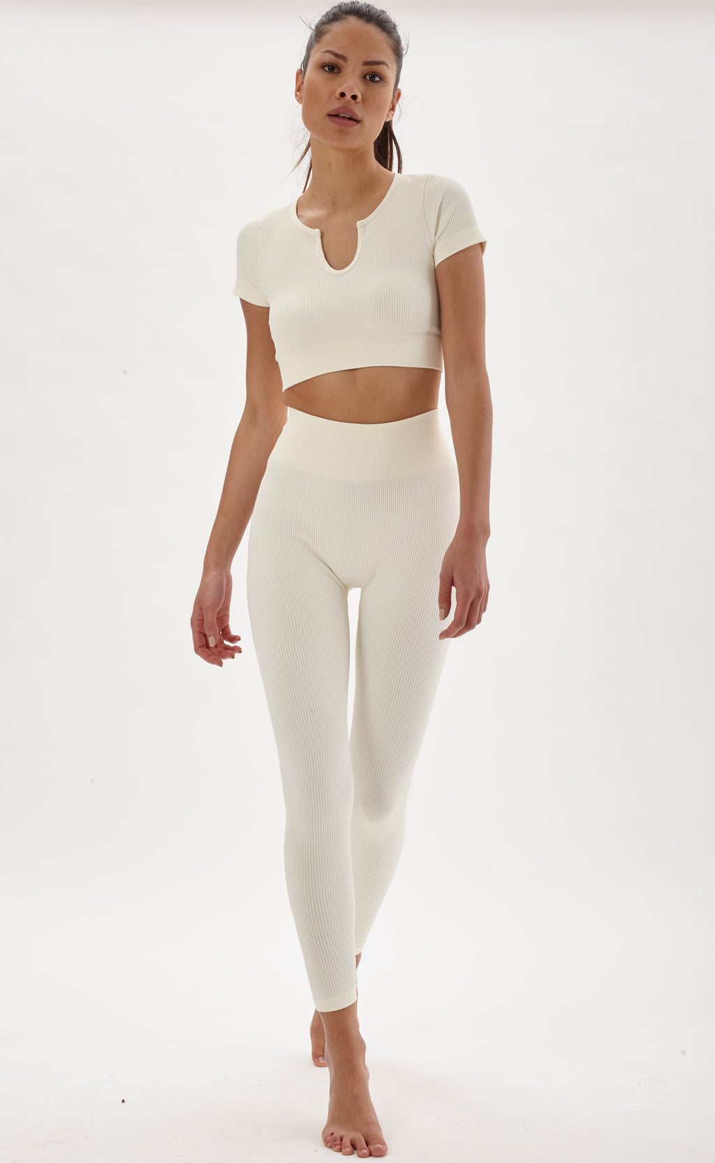 Laura in - Conjunto de ropa deportiva para mujer sin costuras de tejido canalé, top camiseta con cuello V y pantalones de push up para yoga y gym.