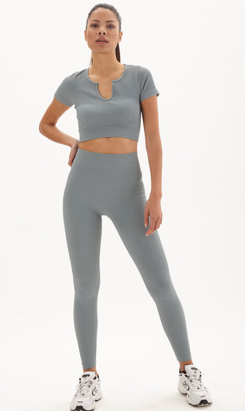 Laura in - Conjunto de ropa deportiva para mujer sin costuras de tejido canalé, top camiseta con cuello V y pantalones de push up para yoga y gym.