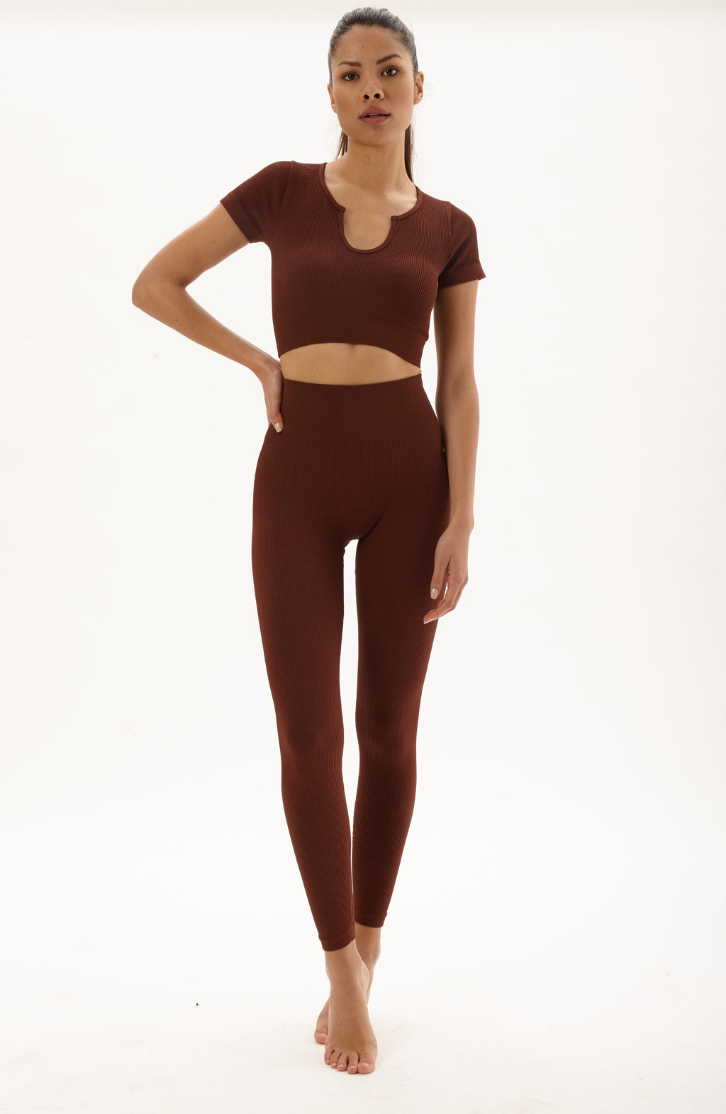 Laura in - Conjunto de ropa deportiva para mujer sin costuras de tejido canalé, top camiseta con cuello V y pantalones de push up para yoga y gym.