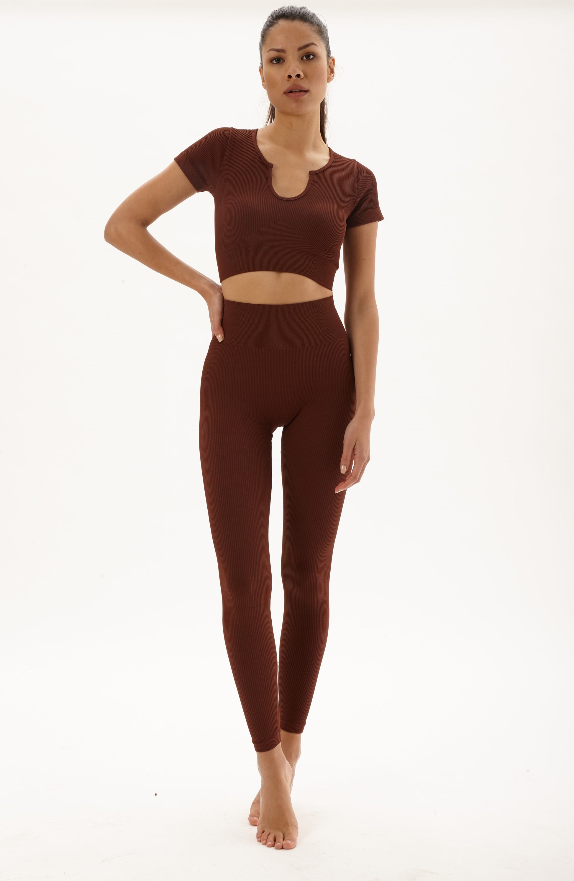 Laura in - Conjunto de ropa deportiva para mujer sin costuras de tejido canalé, top camiseta con cuello V y pantalones de push up para yoga y gym.