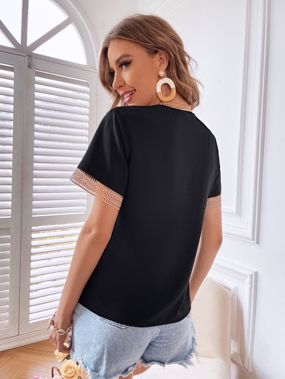 Laura in - Camisa Blusa de Satén con Manga Corta para Mujer con Encaje Dorado Bordado Cuello V, Súper Elegante, para Trabajo o Eventos.