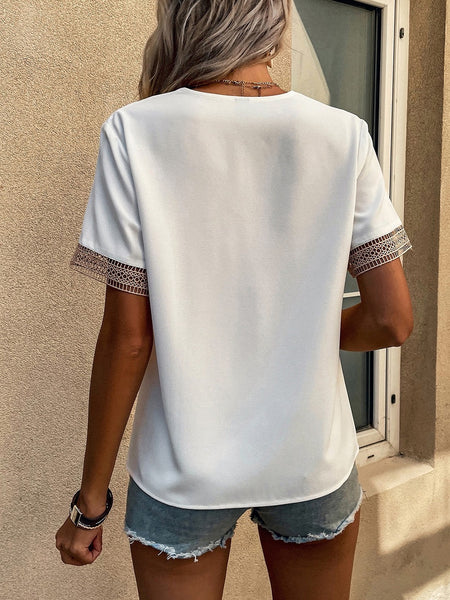 Laura in - Camisa Blusa de Satén con Manga Corta para Mujer con Encaje Dorado Bordado Cuello V, Súper Elegante, para Trabajo o Eventos.