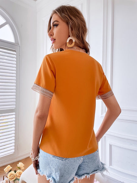 Laura in - Camisa Blusa de Satén con Manga Corta para Mujer con Encaje Dorado Bordado Cuello V, Súper Elegante, para Trabajo o Eventos.